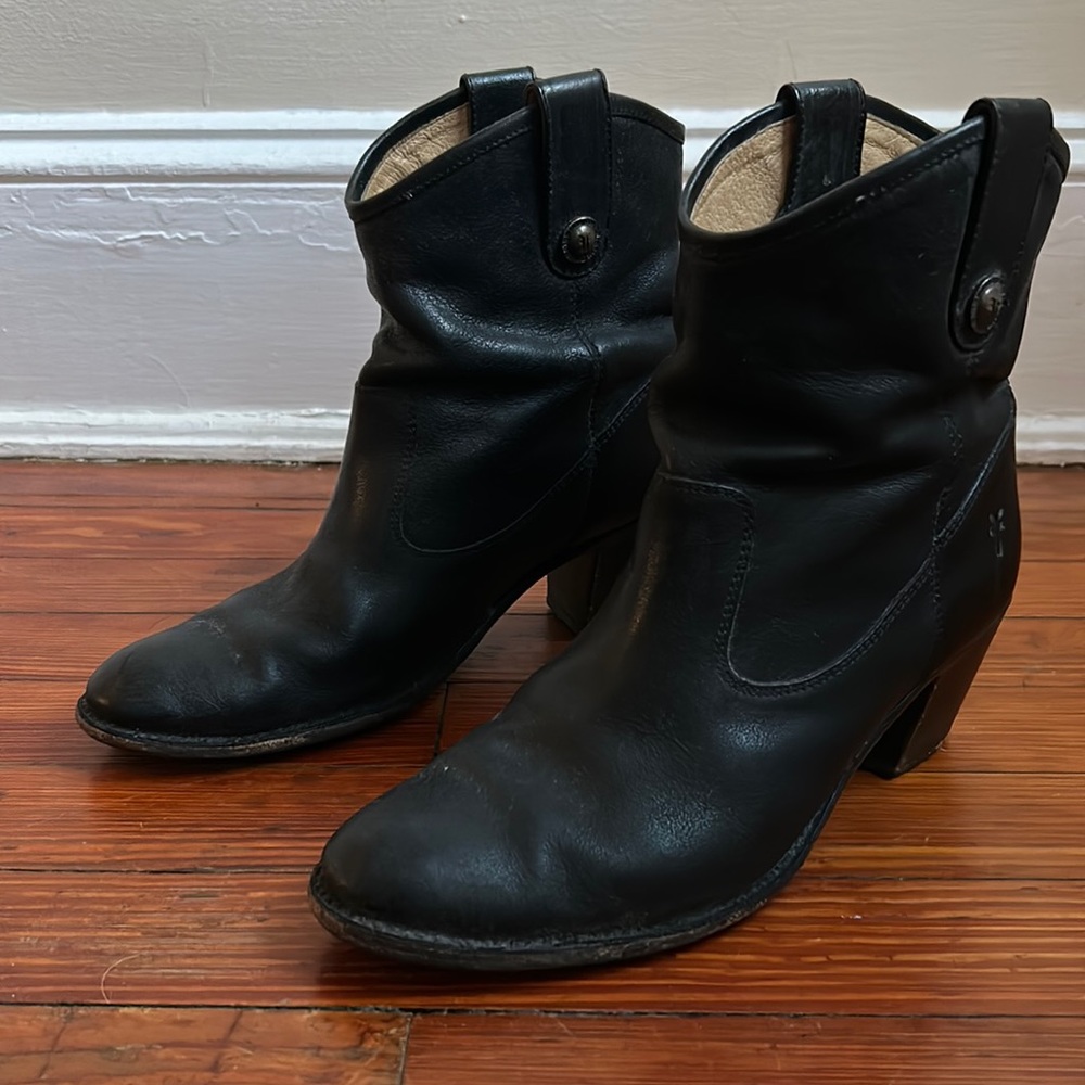 Frye Jackie Button Short- size 10